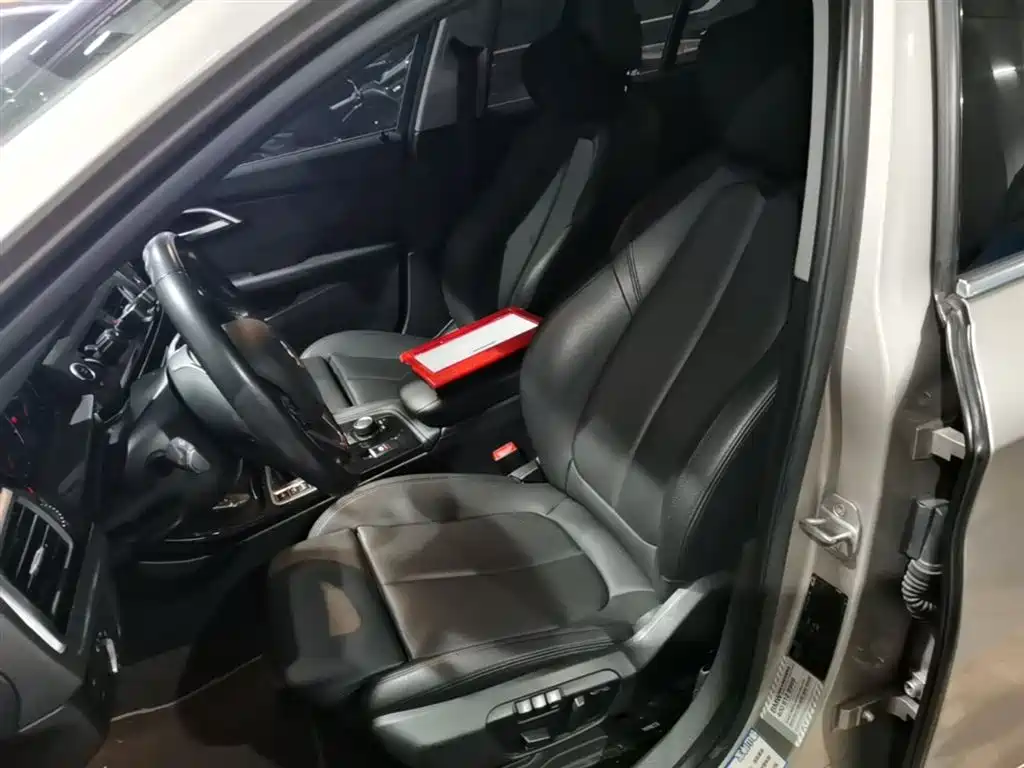 BMW 1 Series 2018 118i Sport Edition фото 15