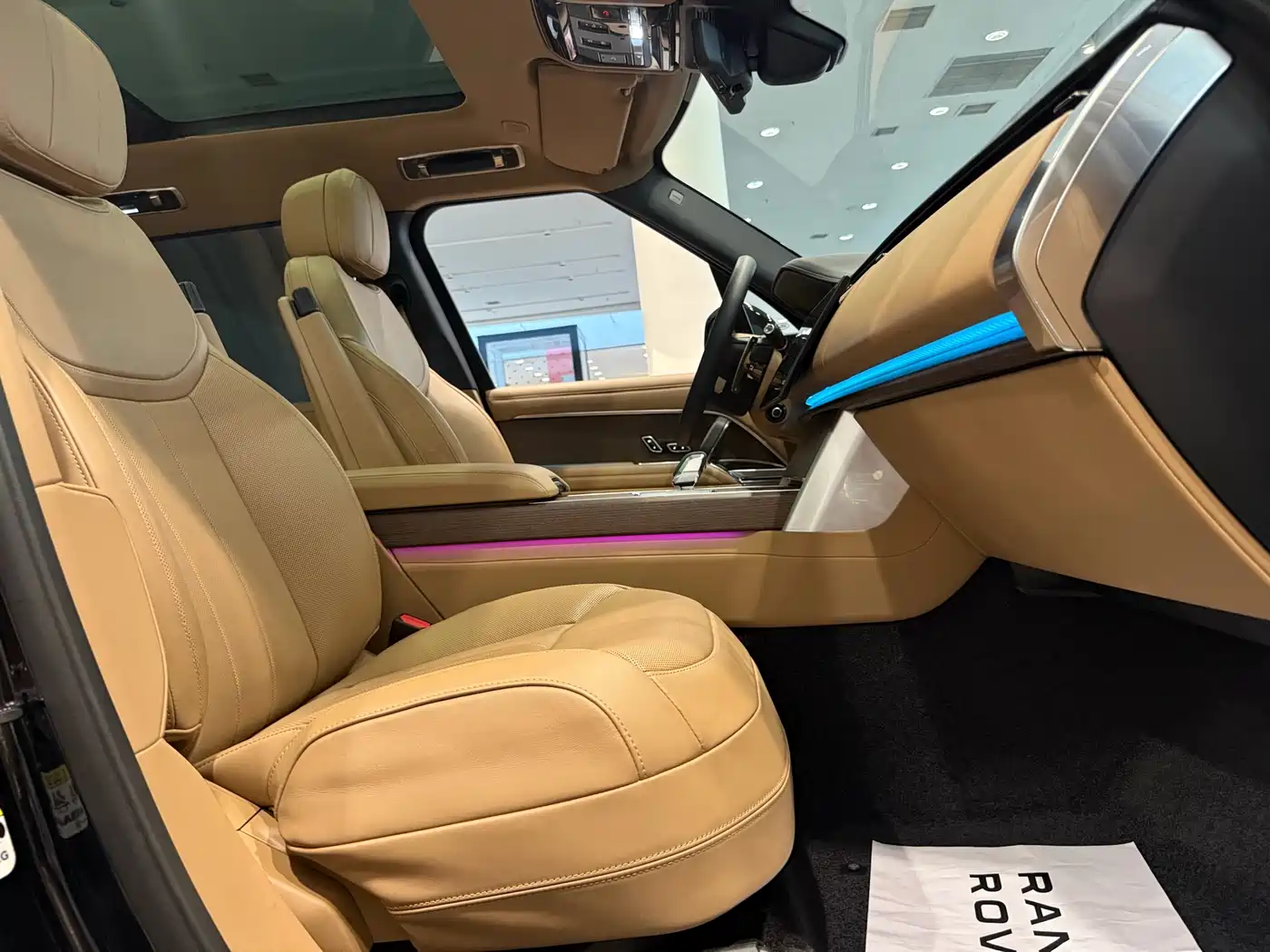 Land Rover Range Rover 2024 3.0 L6 400PS Golden Age Extended 7-Seater фото 20