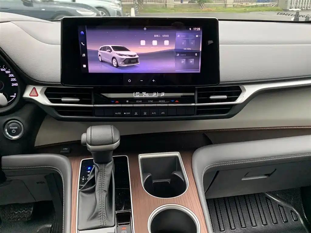 Toyota Sienna 2024 2.5L Hybrid Comfort Edition фото 15