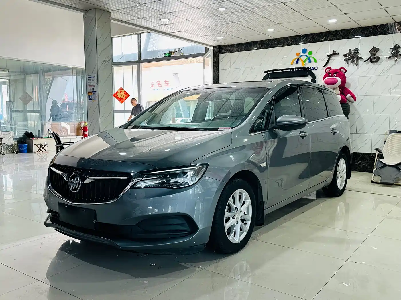 Photo 1 - Buick GL6
