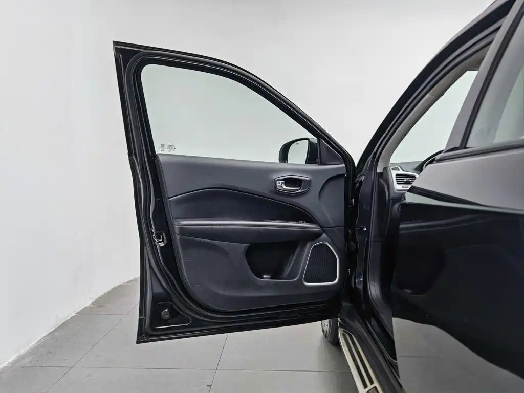 Фото 8 - Jeep Compass
