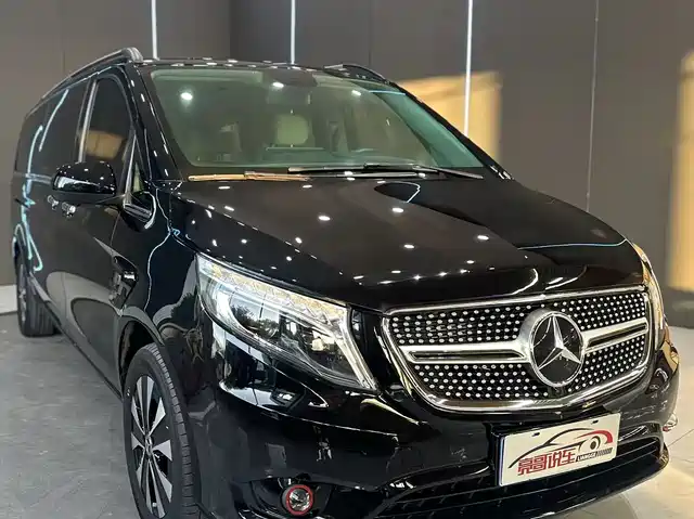 Mercedes-Benz Vito 2023 2.0T Elite 7-Seater — фото 3