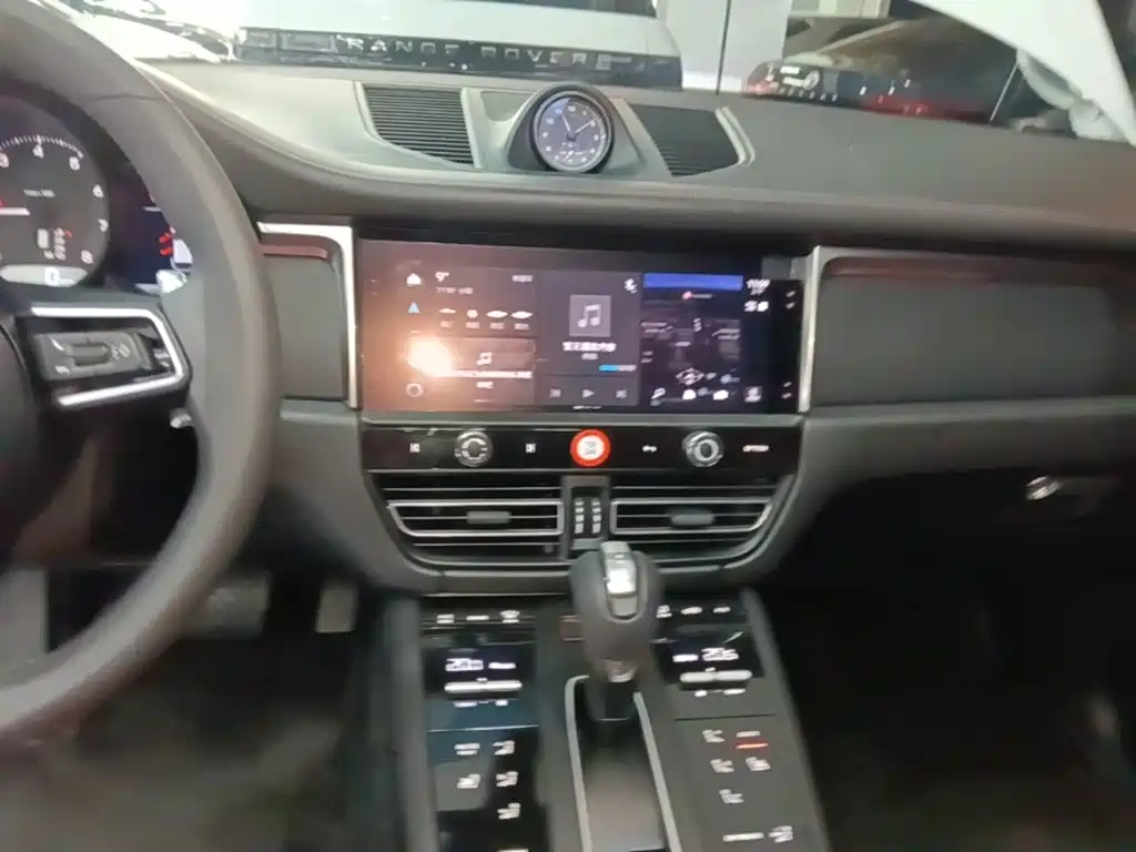 PORSCHE MACAN