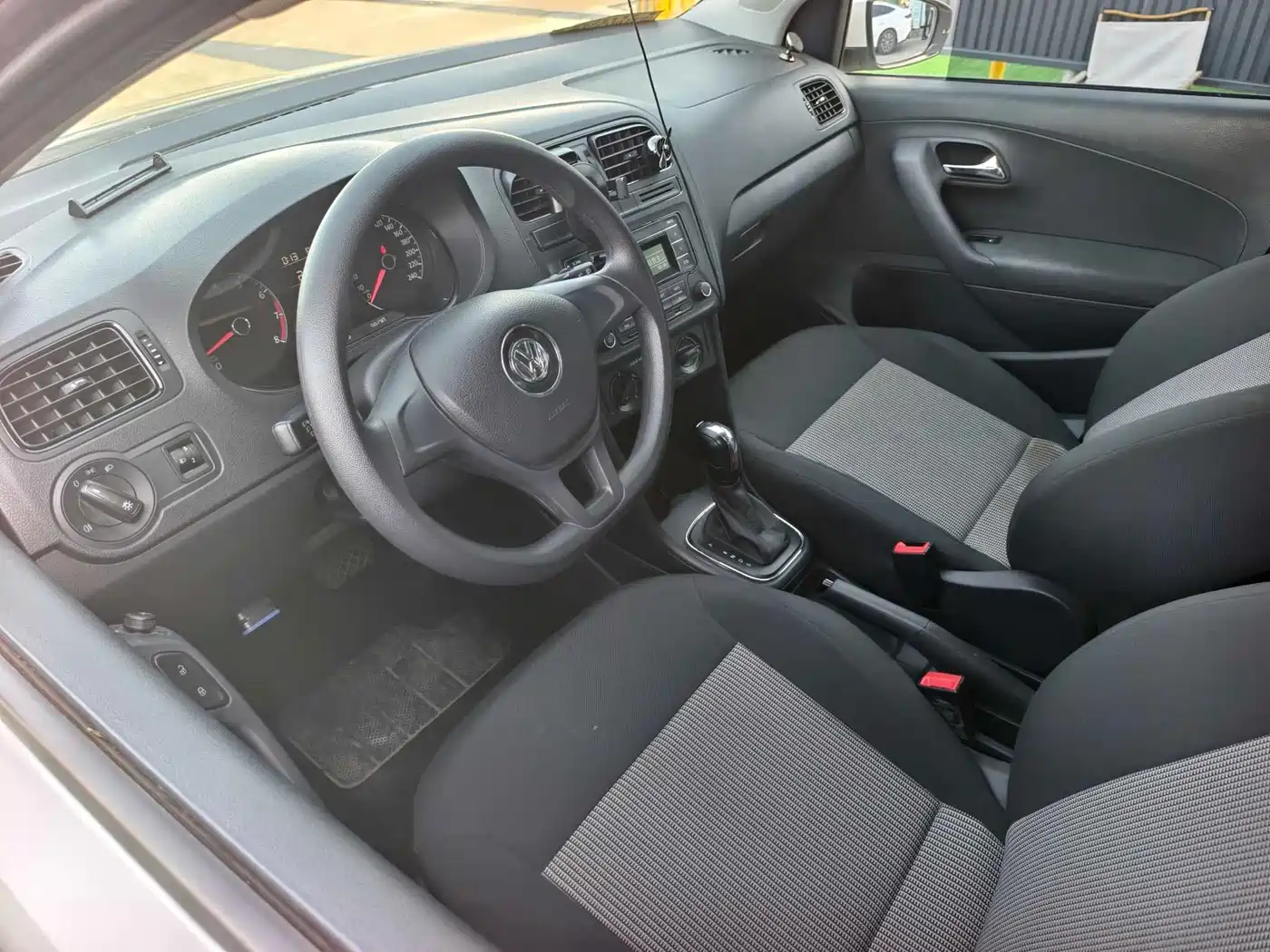 Volkswagen Polo 2016 1.4L Automatic Trend фото 4