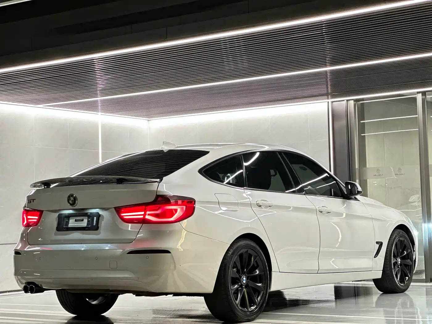 BMW 3 Series GT 2018 320i Fashion фото 30