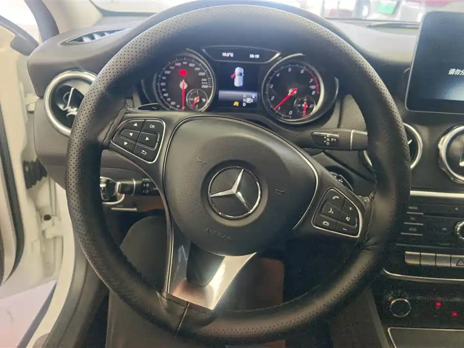 Mercedes-Benz GLA 2018 GLA 200 Dynamic фото 15