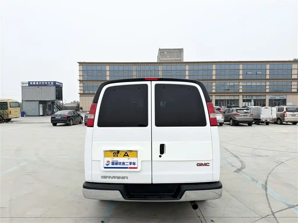 GMC Savana 2012 6.0L Leader Classic Edition фото 3