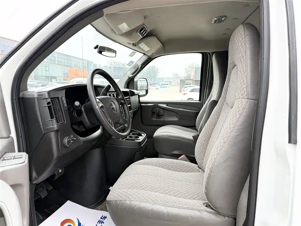 GMC Savana 2012 6.0L Leader Classic Edition фото 4