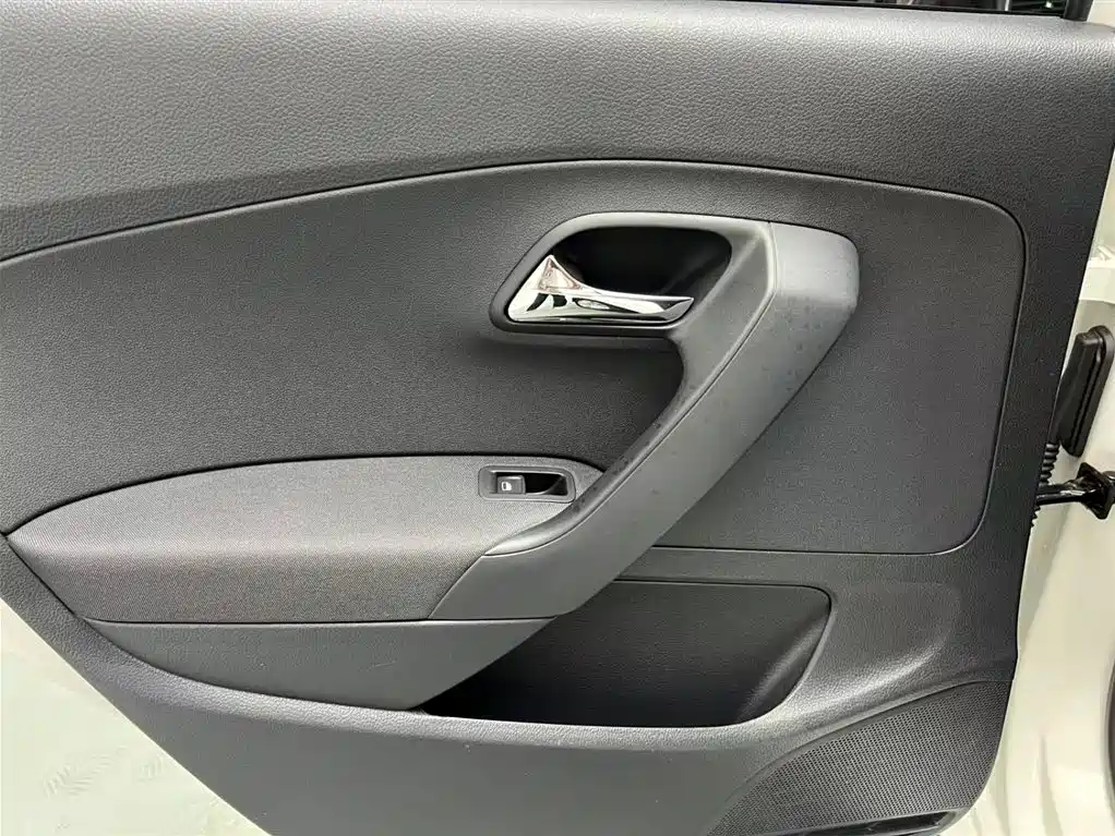 Volkswagen Polo 2014 1.6L Automatic Comfort Edition фото 10