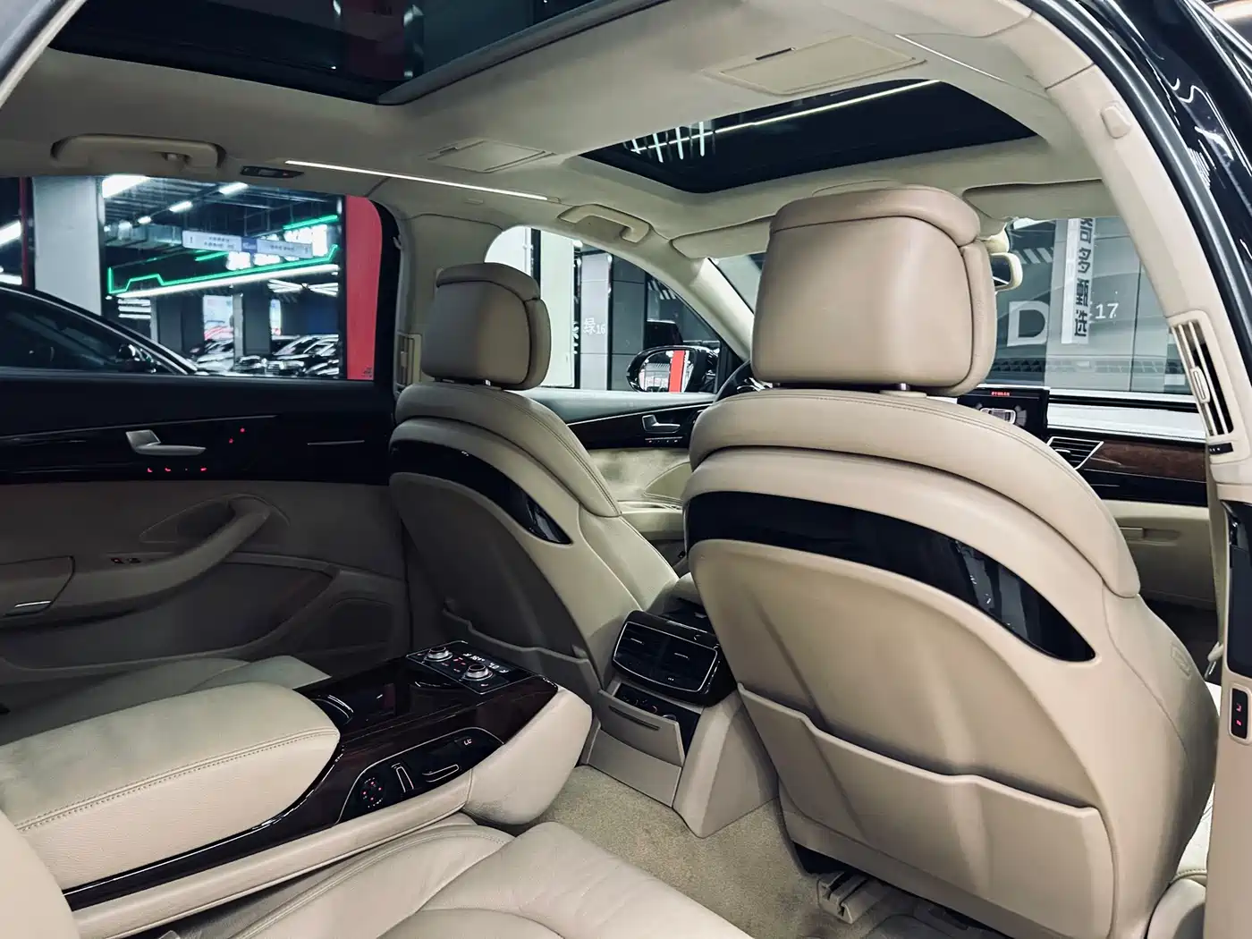 Photo 18 - Audi A8