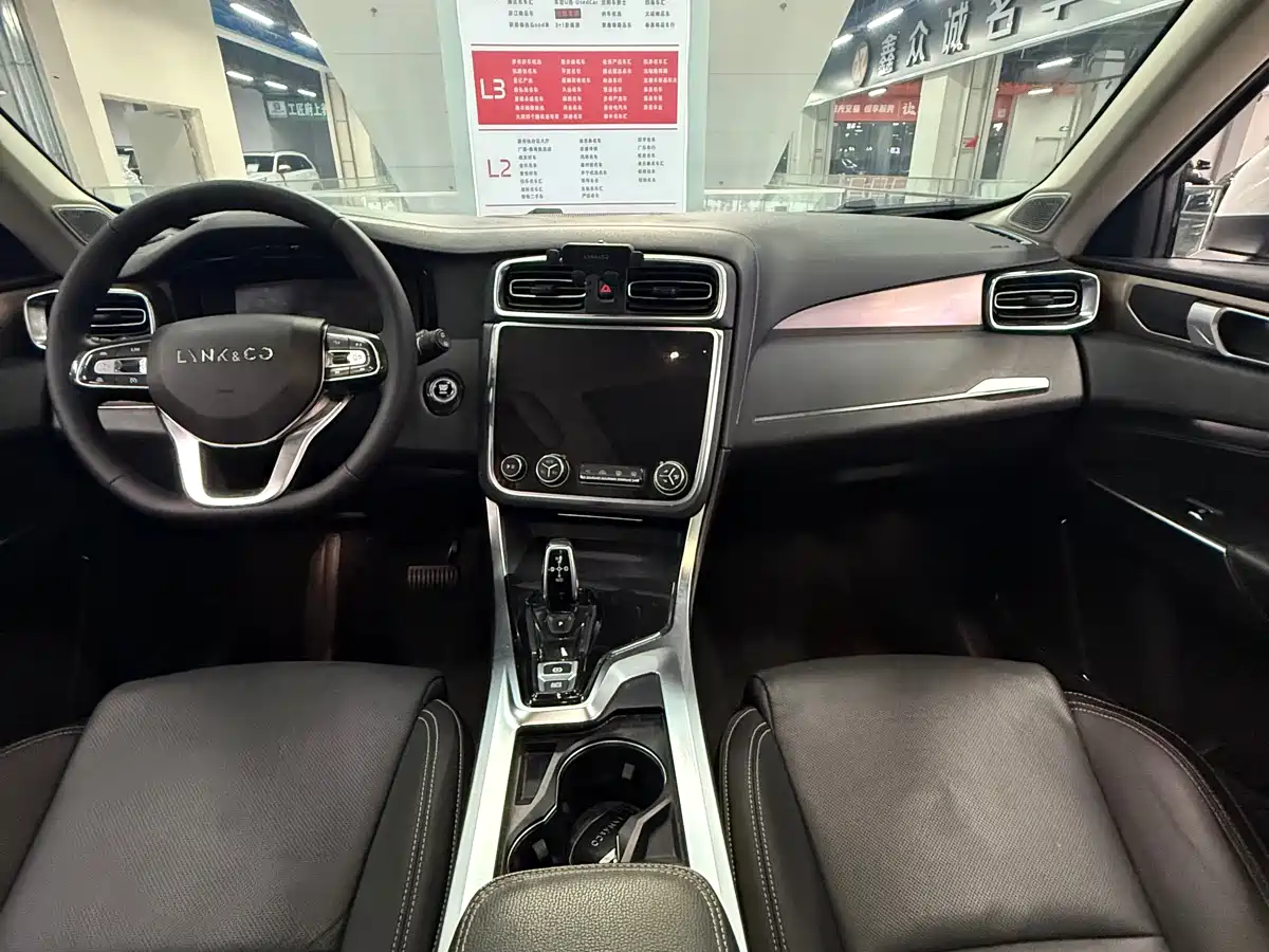 Lynk & Co 01 2019 2.0T 2WD Pro Edition China V фото 6