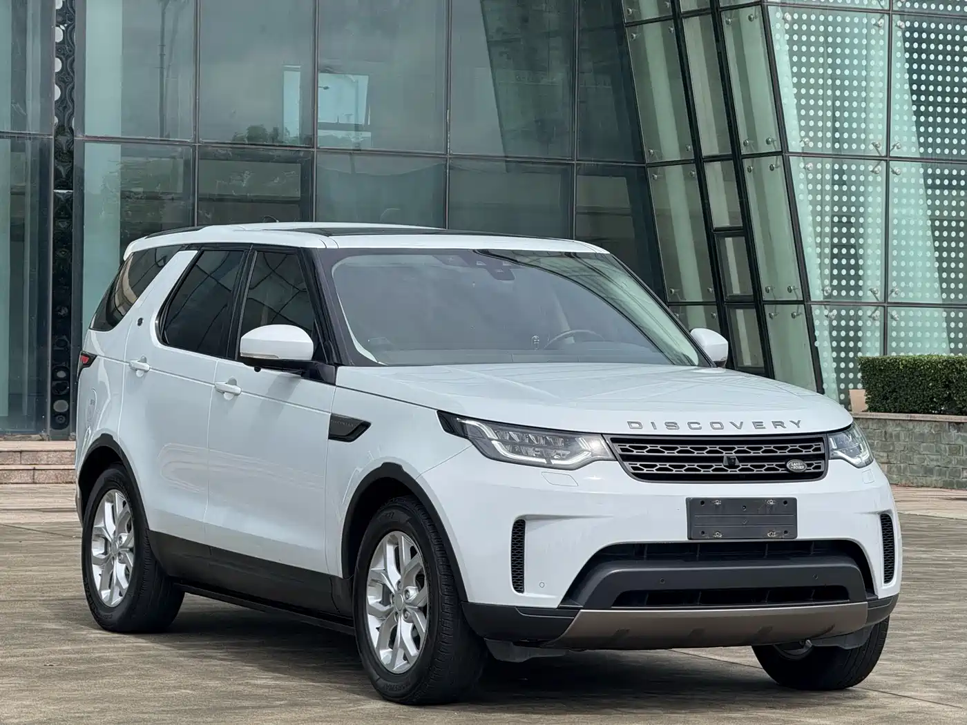 Land Rover Discovery 2018 2.0T SE фото 3