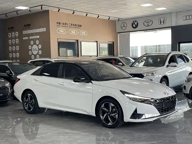 Hyundai Elantra 2022 1.5L CVT LUX Premium Edition — фото 3