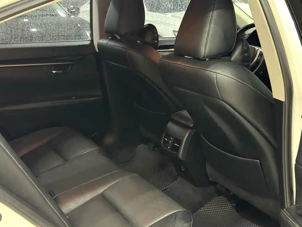 Photo 5 - Lexus ES