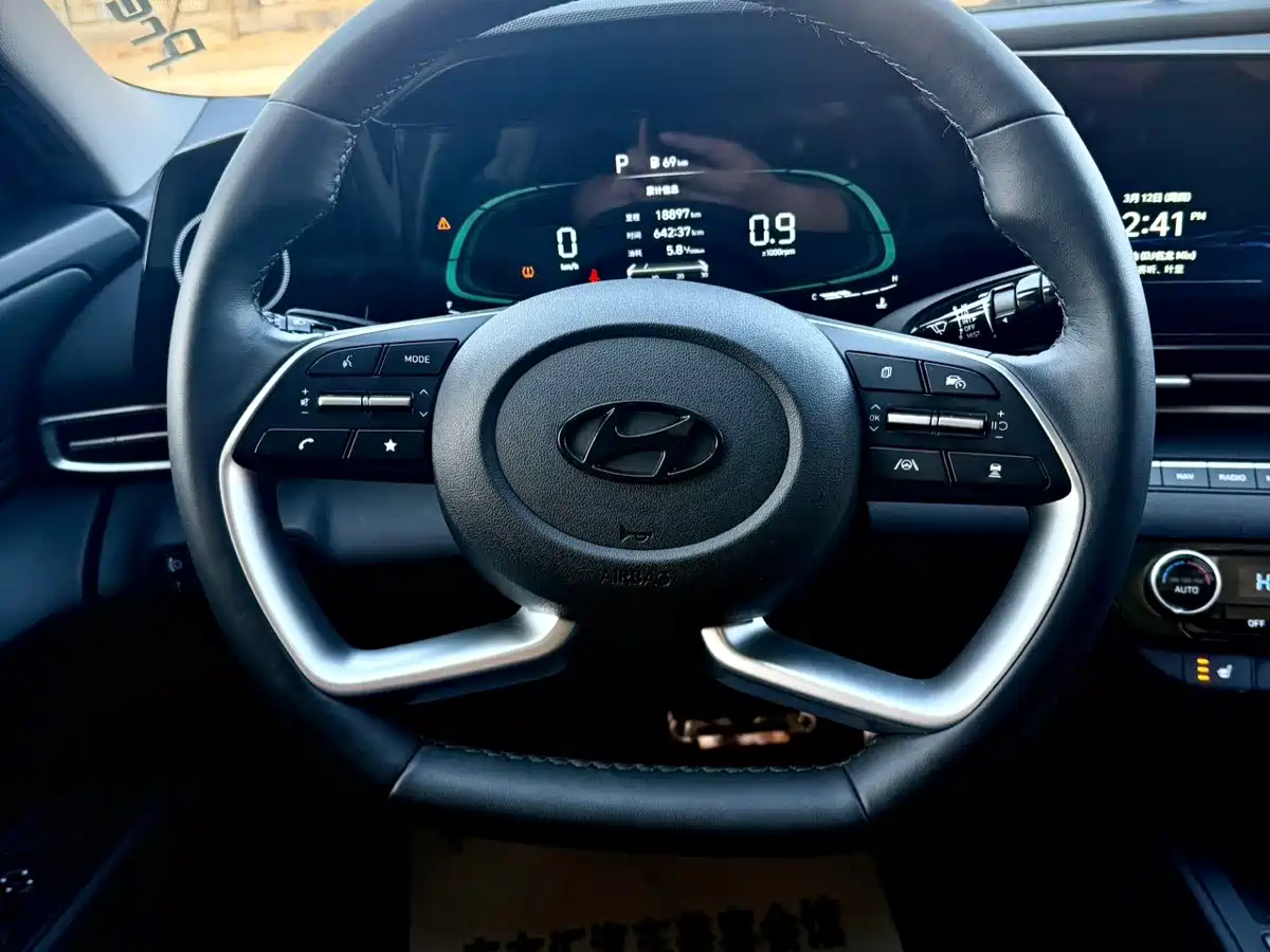 Hyundai Elantra 2023 Model 1.5L CVT LUX Premium Edition фото 23