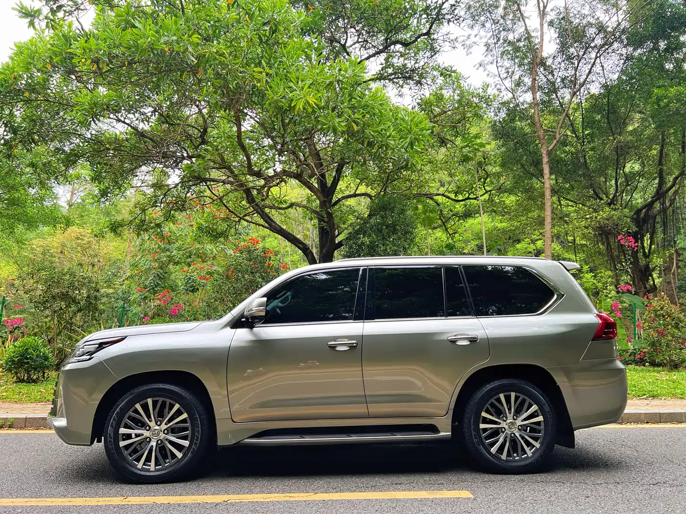 Lexus LX 2017 570 Dynamic Luxury фото 22