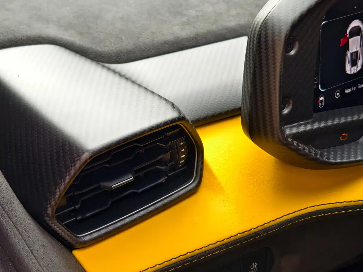 LAMBORGHINI REVUELTO