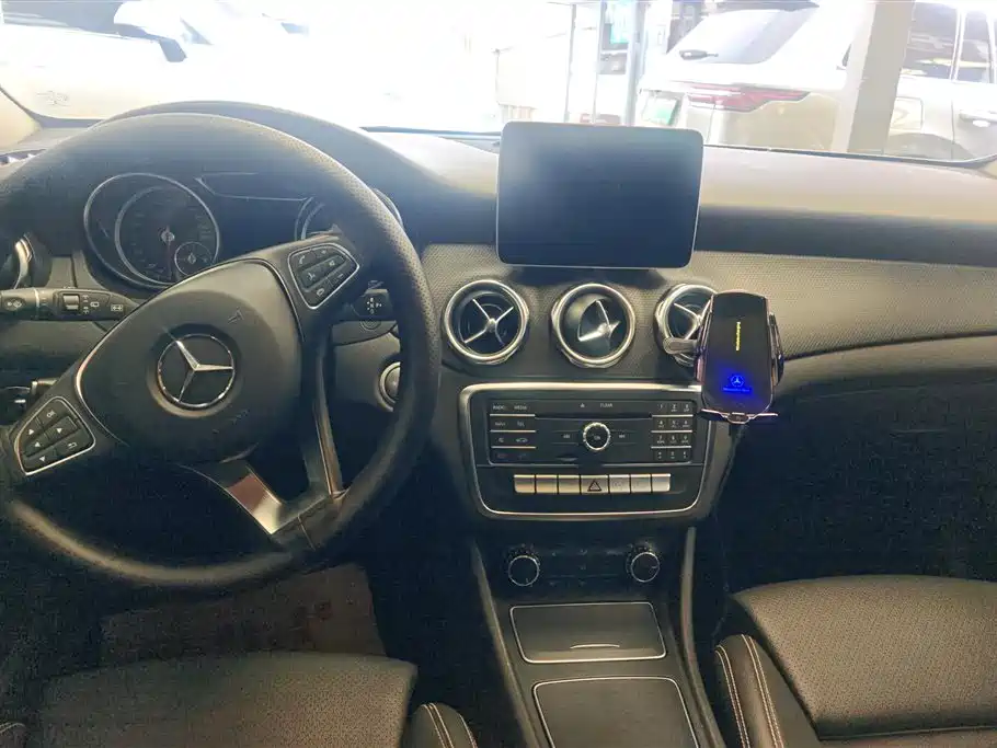 Mercedes-Benz GLA 2018 GLA 200 Dynamic фото 12