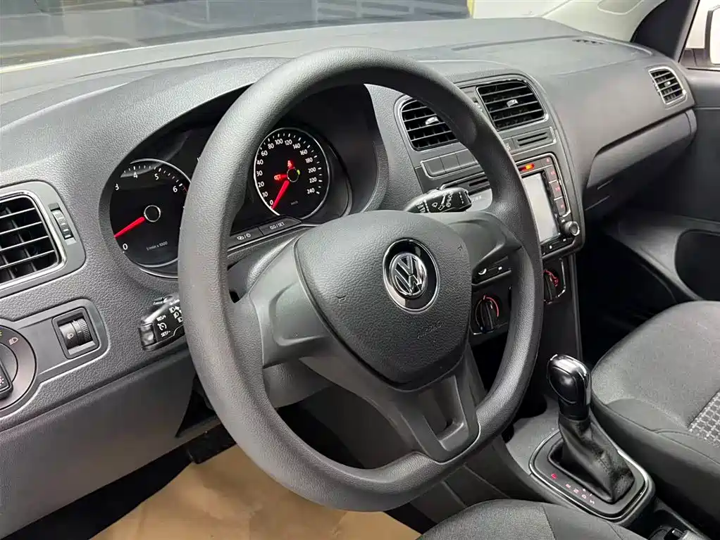 Volkswagen Polo 2014 1.6L Automatic Comfort Edition фото 6