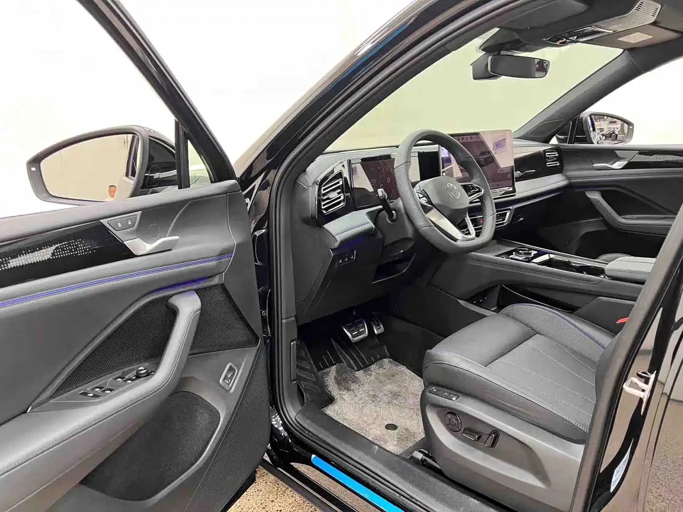 Volkswagen Tiguan L 2025 PRO 380TSI 2WD R-Line Smart Leader Edition фото 6