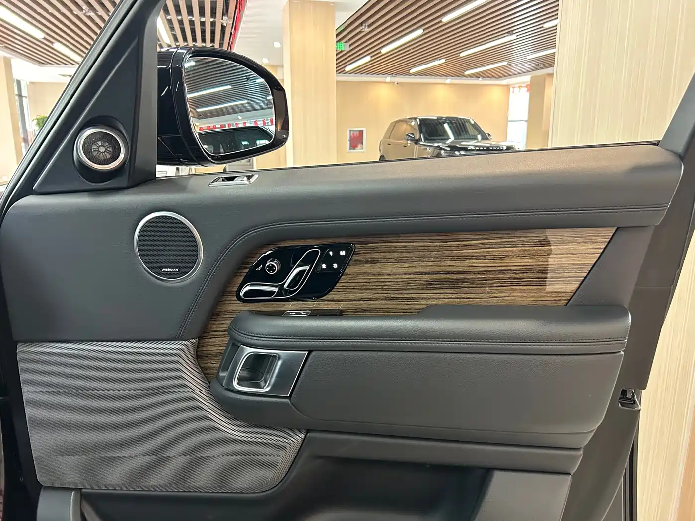 Land Rover Range Rover 2019 3.0 SC V6 Golden Age Edition фото 24