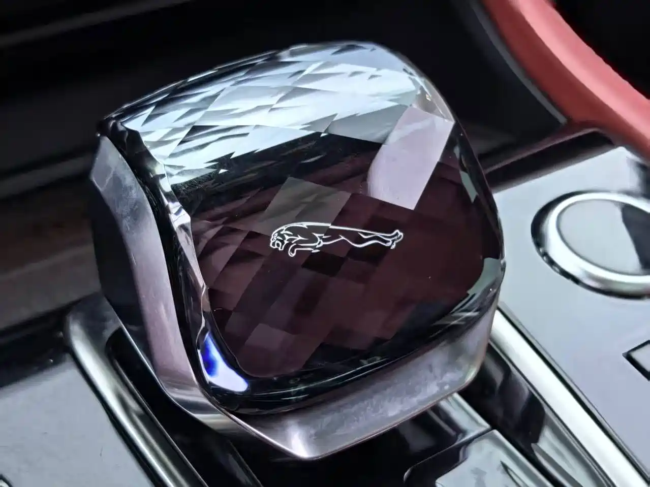 Photo 12 - Jaguar XFL