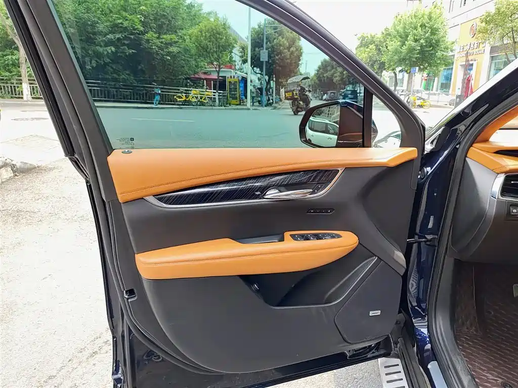 CADILLAC XT6