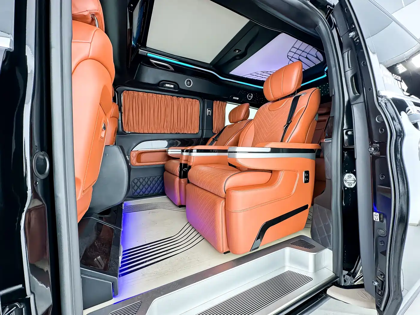 Mercedes-Benz V-Class 2021 V 260 L Long Wheelbase Premium Edition фото 6