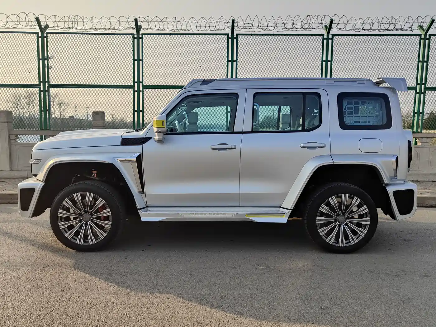 TANK CO CREATION TANK 300