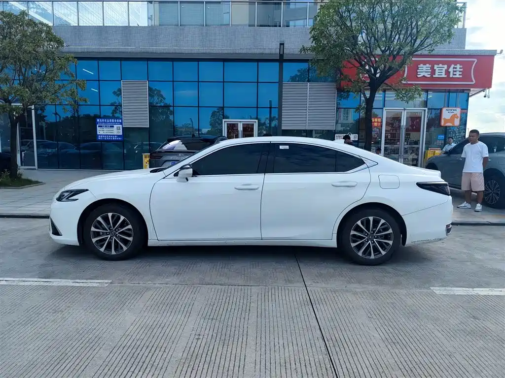 Lexus ES 2026 2025 200 Ultimate Edition