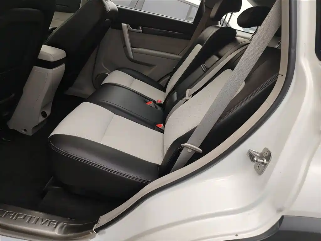 Chevrolet Captiva 2015 2.4L 2WD Urban Edition 5-seater фото 14