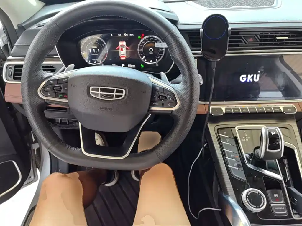 Фото 10 - Geely Atlas