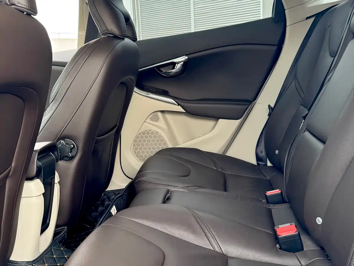 Photo 7 - Volvo V40