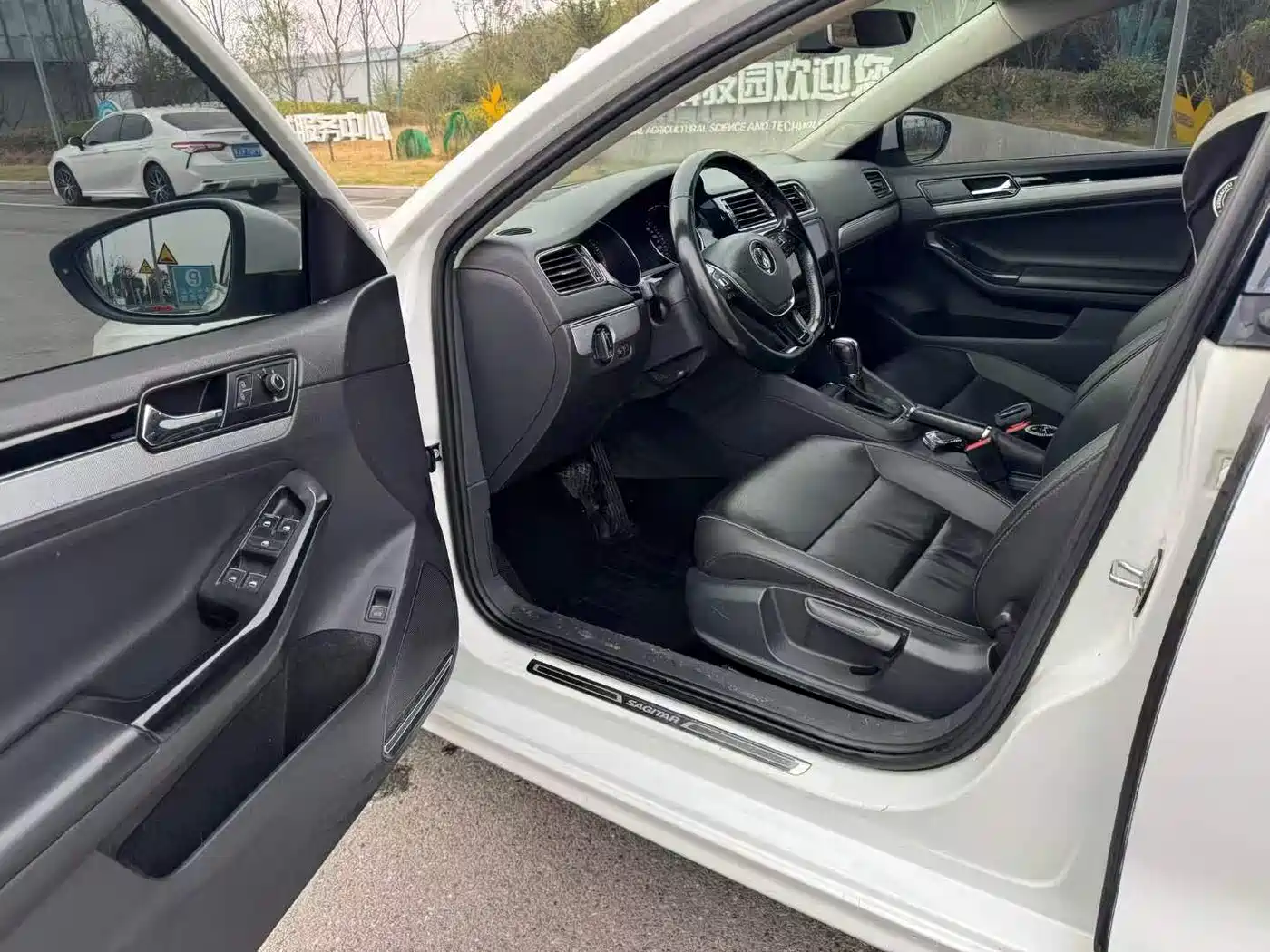 Volkswagen Sagitar 2015 1.6L Automatic Comfort фото 6