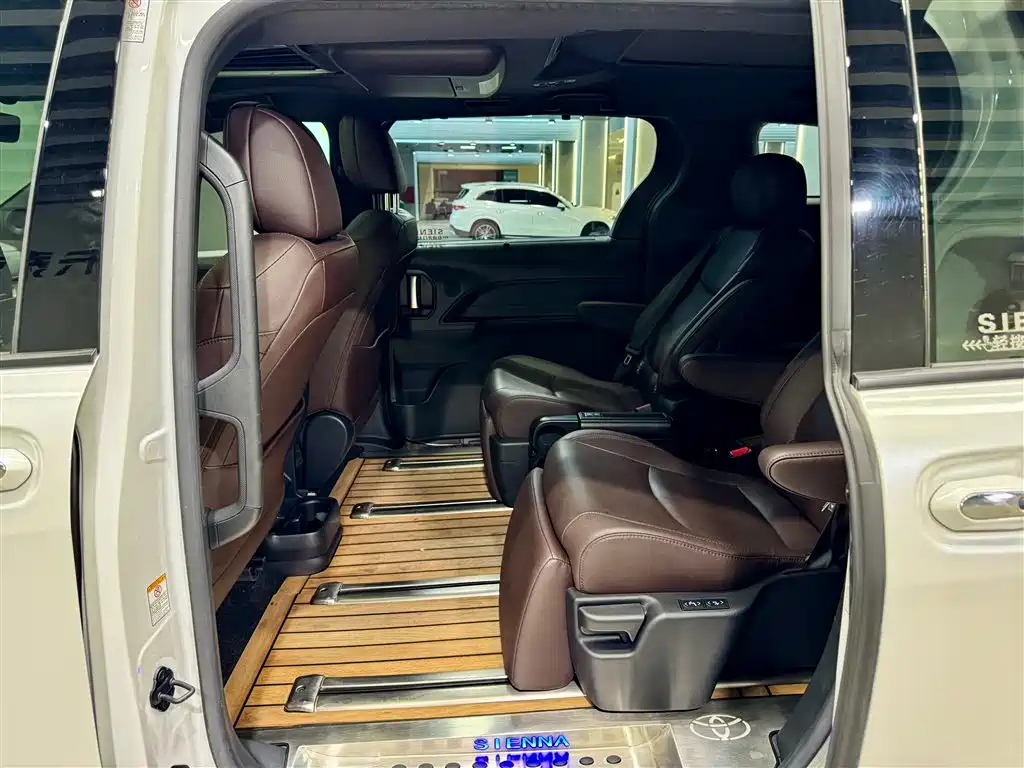 Toyota Sienna 2023 2.5L Hybrid Platinum Edition фото 26
