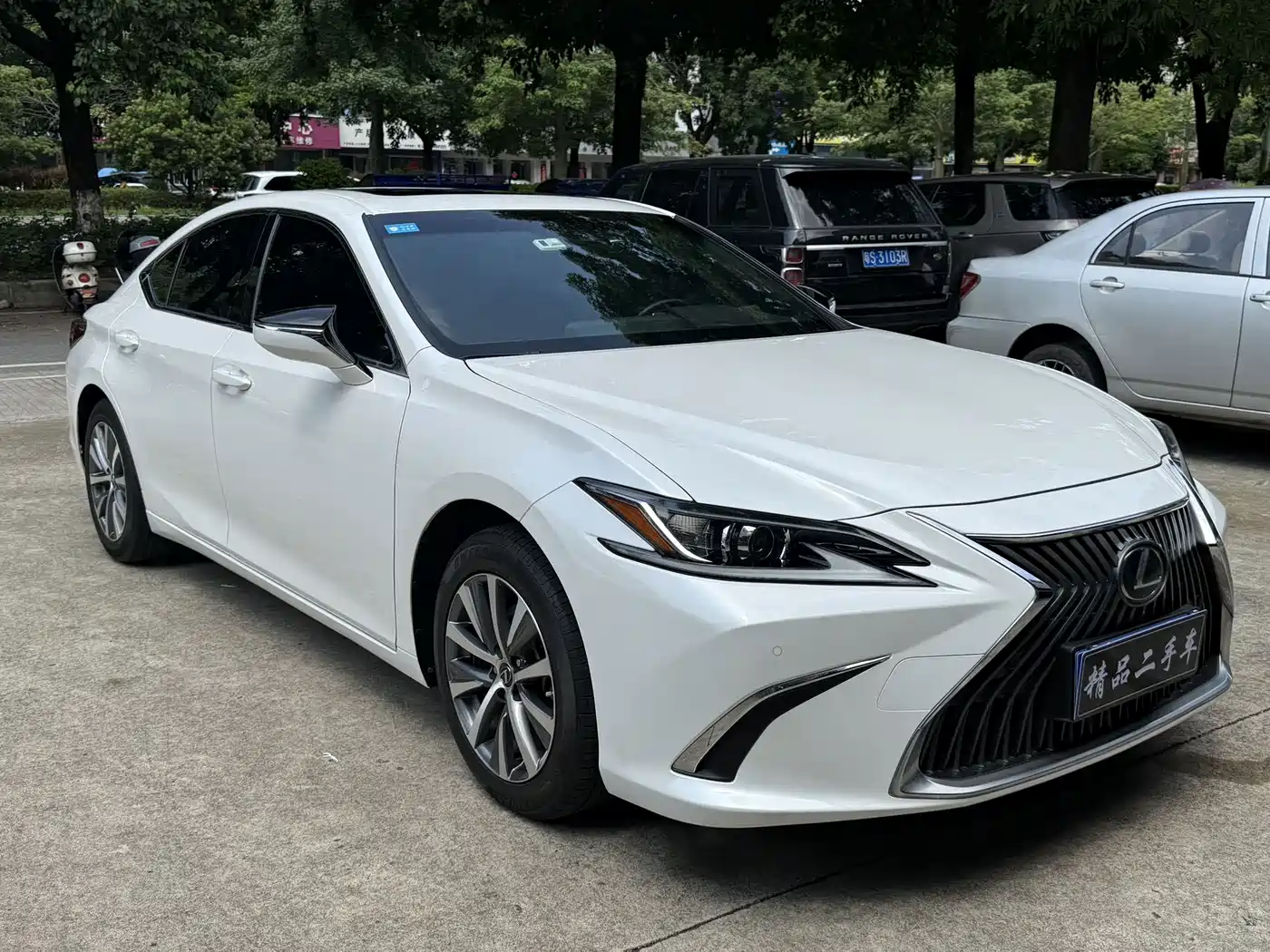 Фото 1 - Lexus ES