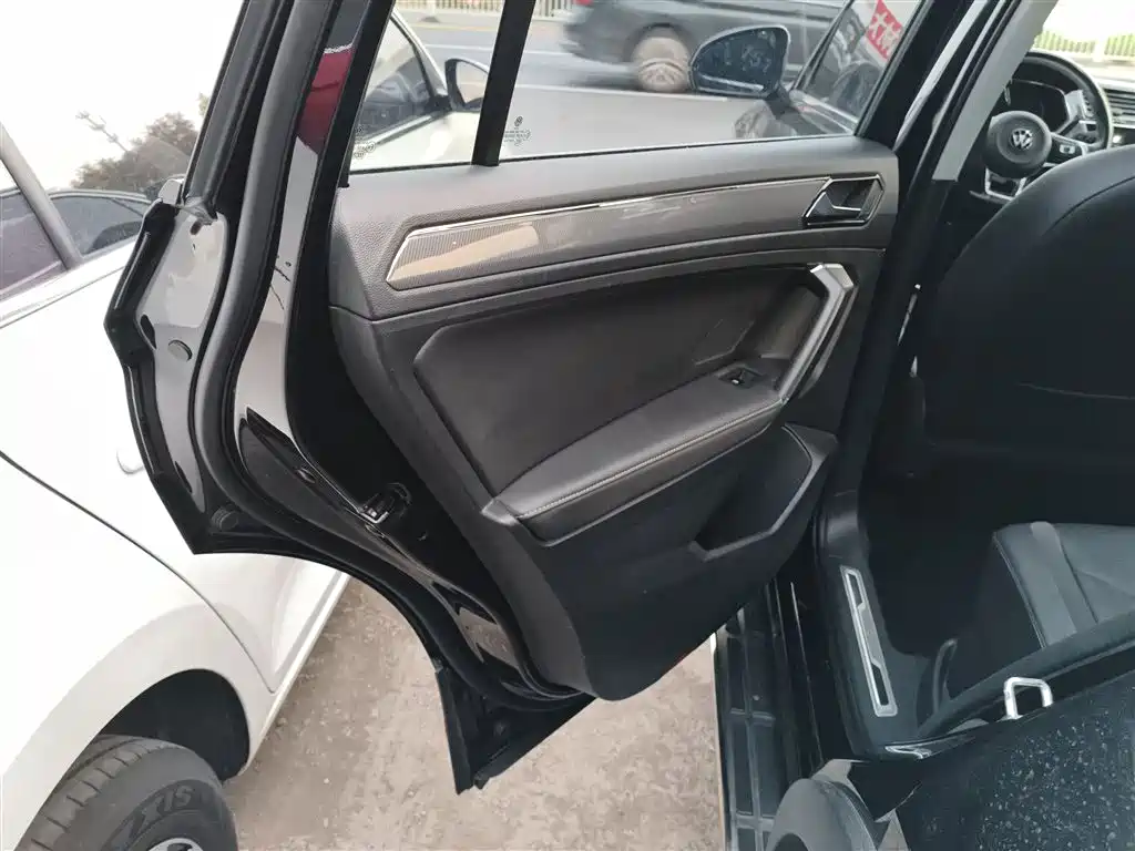 Volkswagen Tiguan L 2021 330TSI Automatic 2WD R-Line Premium фото 18