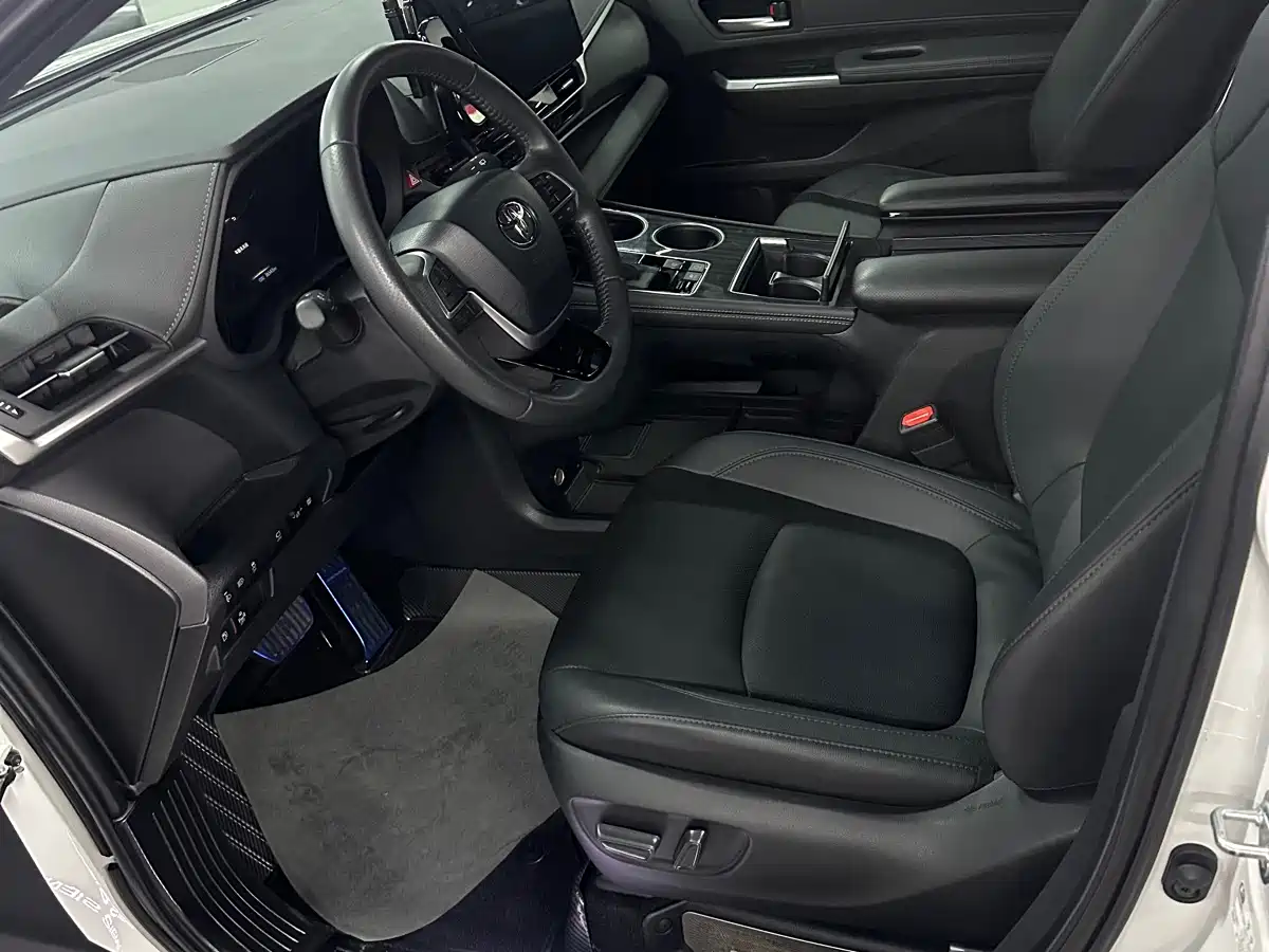 Toyota Sienna 2023 2.5L Hybrid Premium Edition фото 3