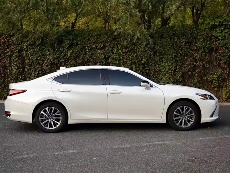 Lexus ES 2023 200 Excellence Edition фото 26