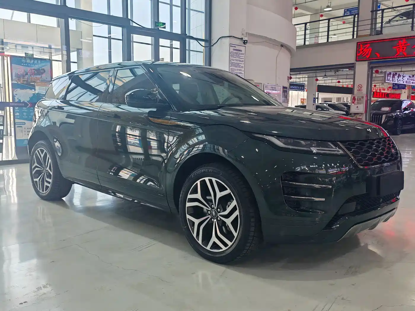 Land Rover Range Rover Evoque 2021 Range Rover Evoque L 249PS R-Dynamic First Edition Launch Edition фото 3