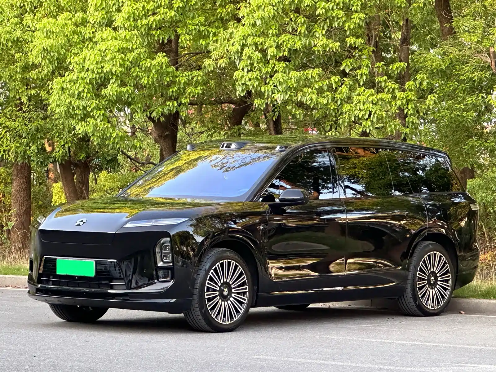 Фото 1 - NIO ES8
