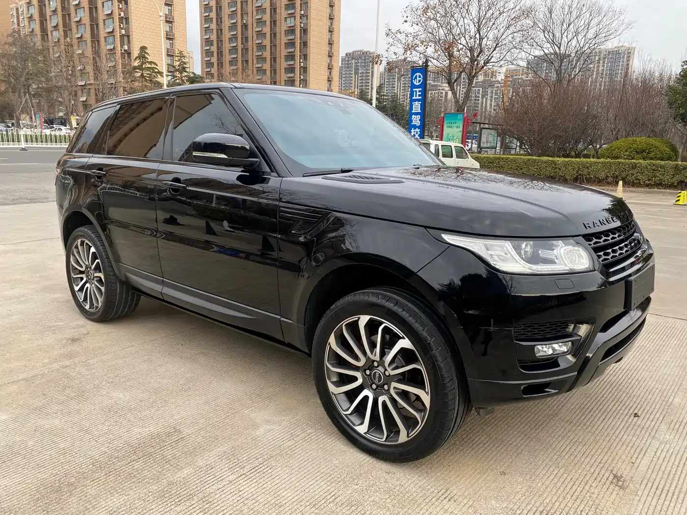 Land Rover Range Rover Sport 2017 3.0 SC V6 SE фото 3