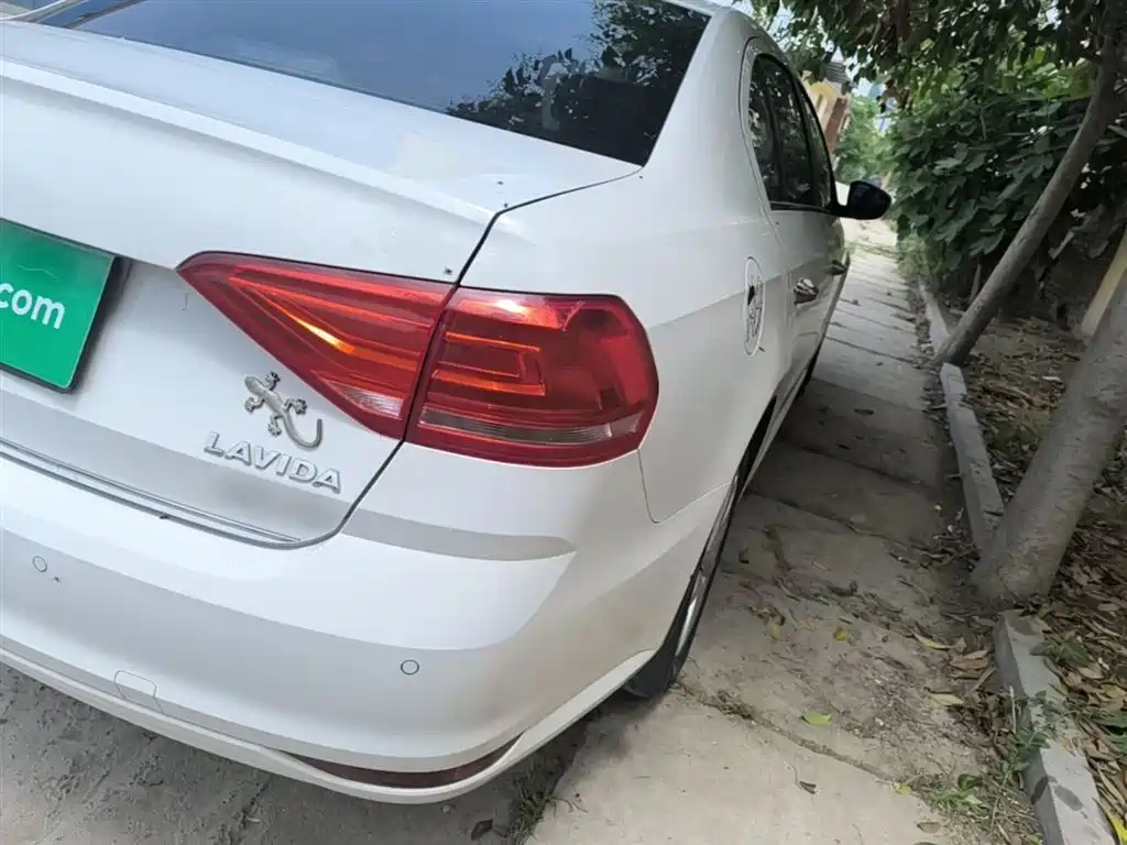 Volkswagen Lavida 2015 230TSI DSG Comfort Edition фото 8