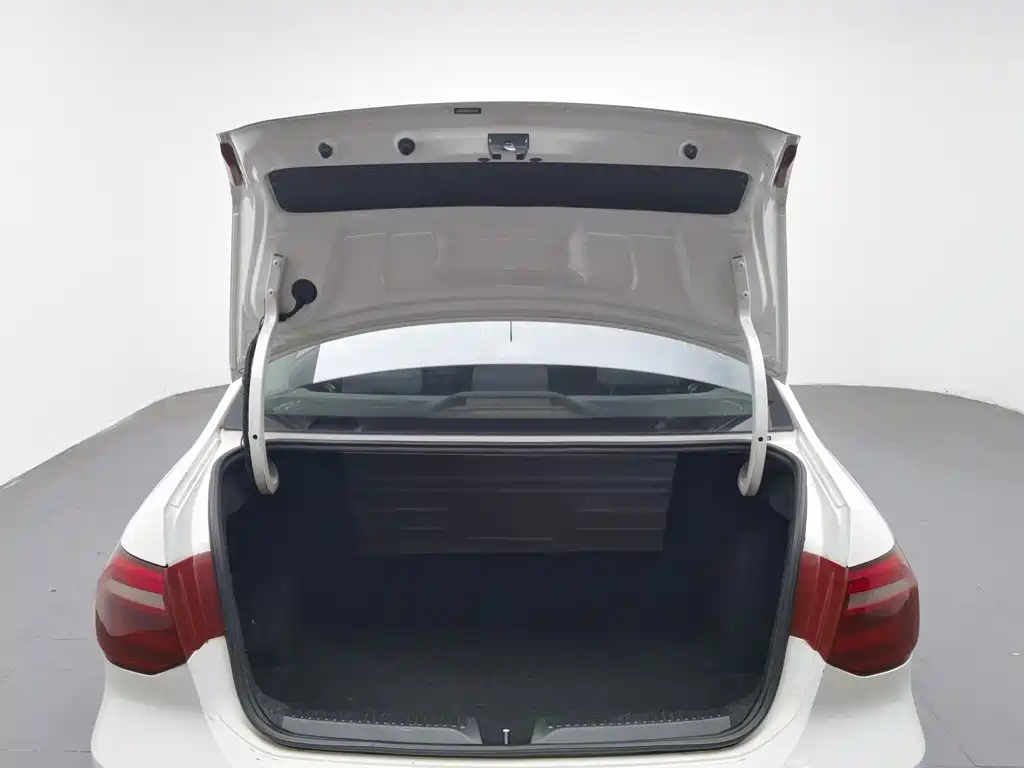 Photo 16 - Volkswagen Jetta