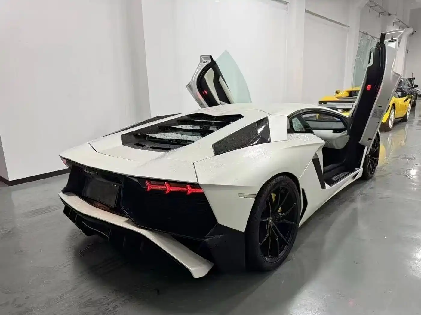 Lamborghini Aventador 2011 LP 700-4 фото 2