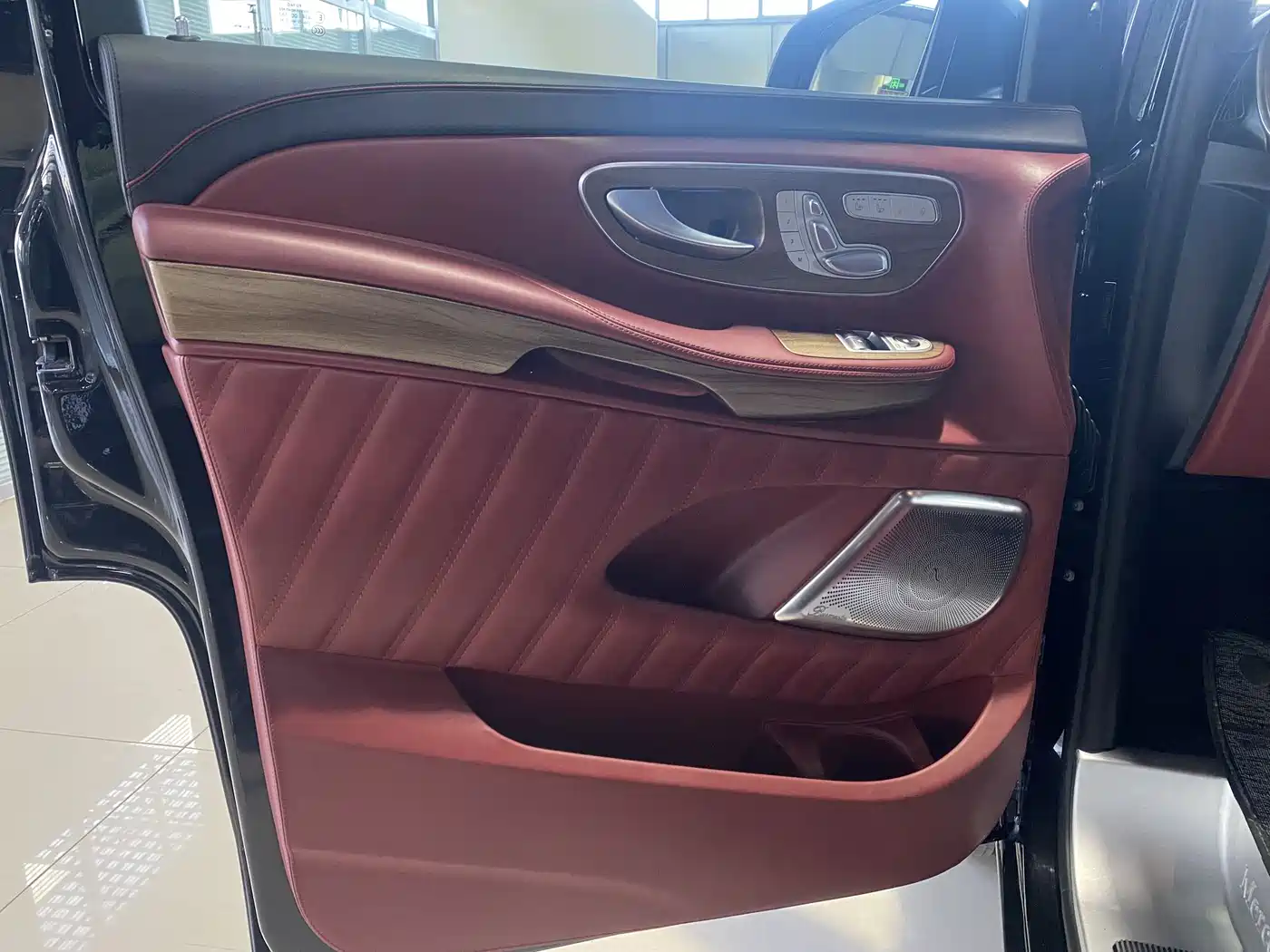 Mercedes-Benz V-Class 2024 V 300 L Long Wheelbase Luxury Edition фото 4