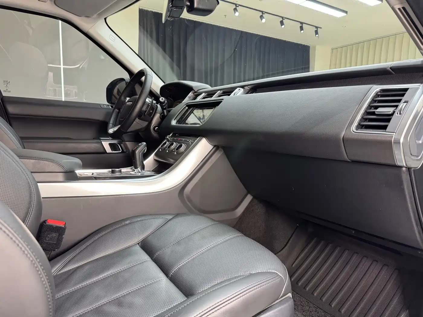 Land Rover Range Rover Sport 2016 Model 3.0 SC V6 HSE DYNAMIC фото 34