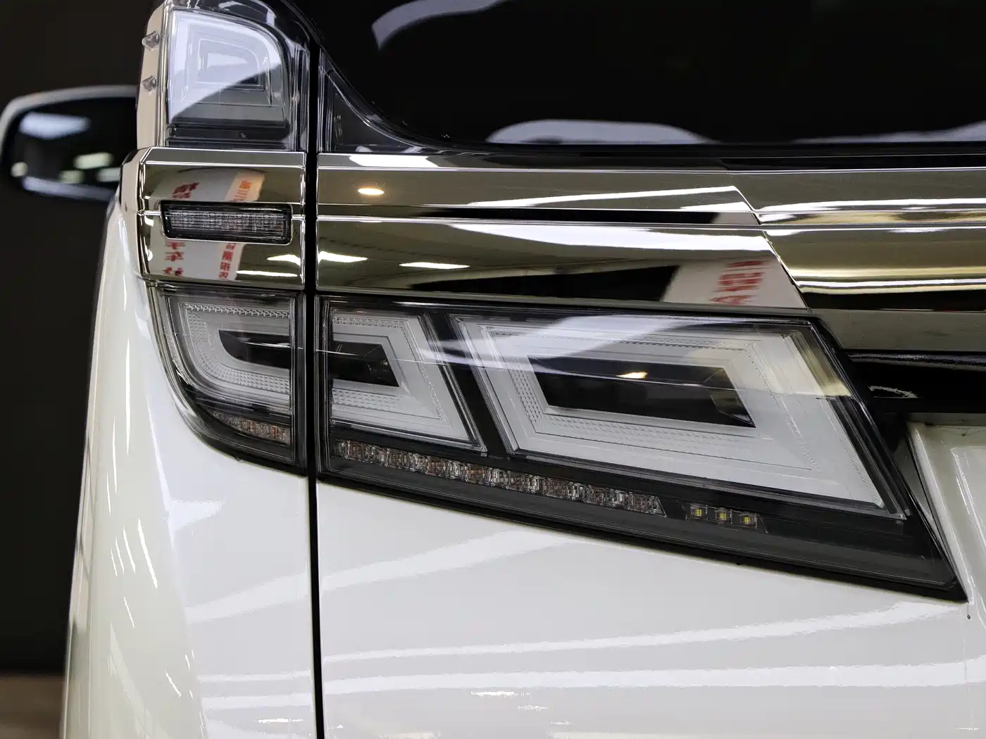 Toyota Vellfire 2019 Hybrid 2.5L HV Premium Edition фото 32
