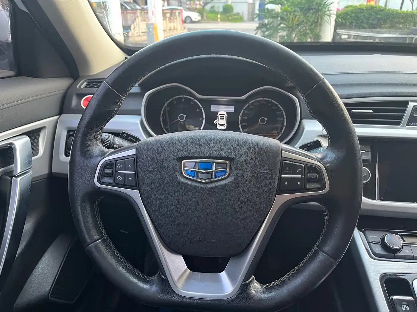 Фото 14 - Geely Atlas