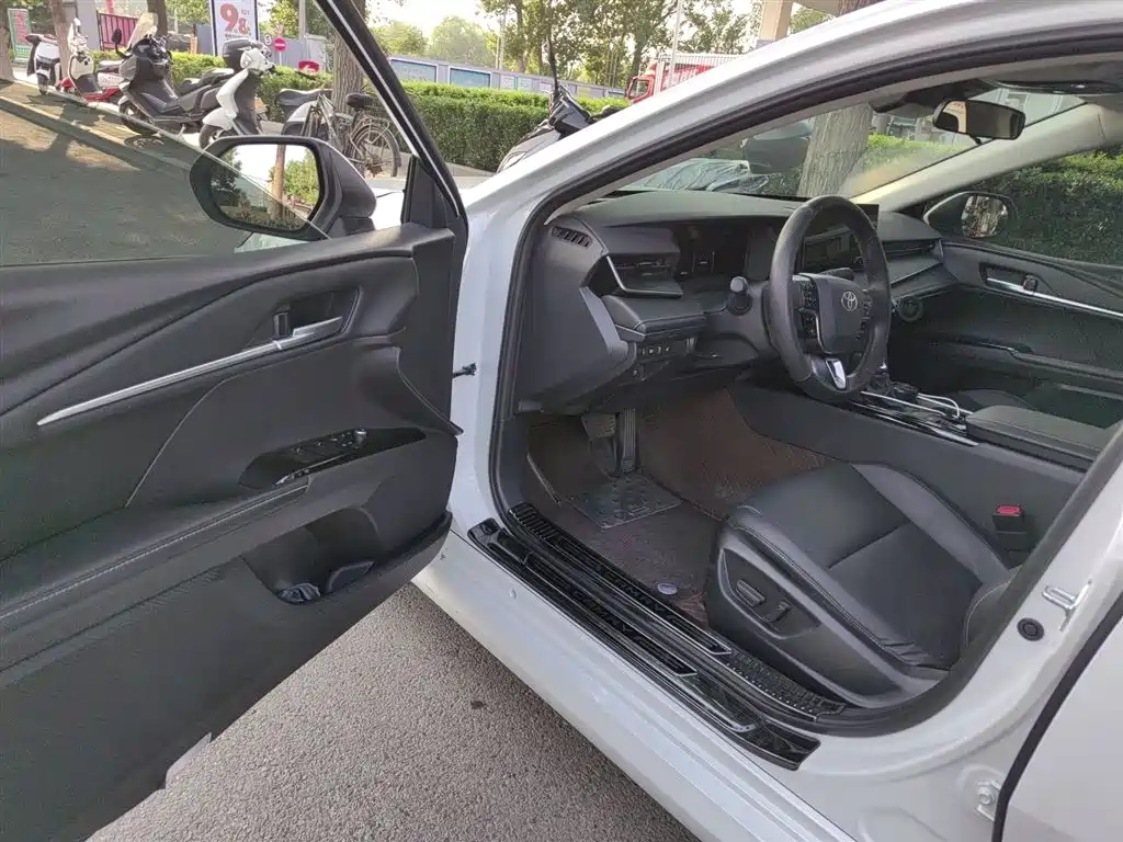 Toyota Camry 2024 Hybrid 2.0HE Elite Edition фото 14
